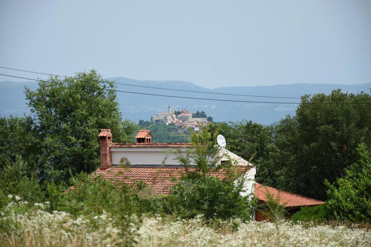 Zemljišče s pogledom na Motovun
