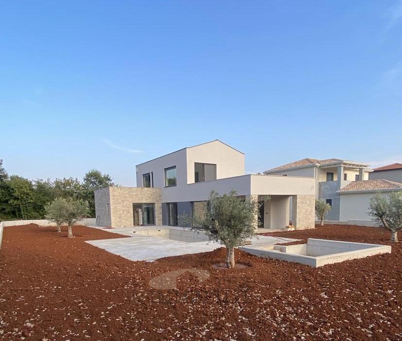 Poreč, kvalitetna moderna vila z bazenom v mirnem okolju