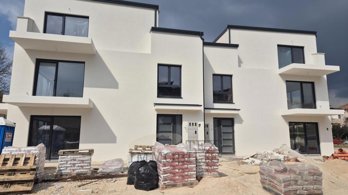 Okolica Poreča, stanovanje s tremi spalnicami, 1 km od morja