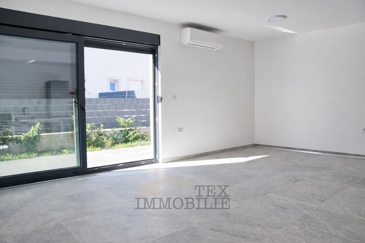 Očarljiva dvojna hiša v Poreču – mirna lokacija, 1,5 km od morja