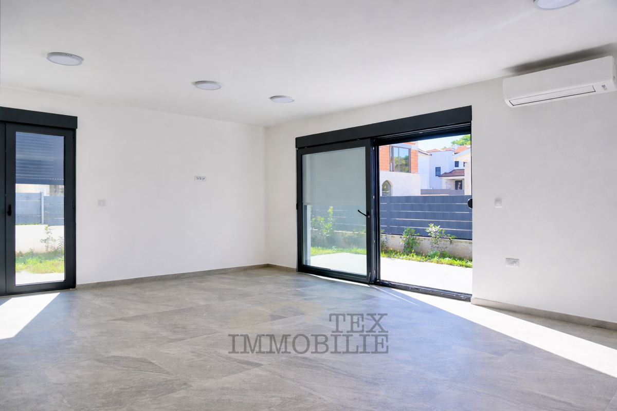 Očarljiva dvojna hiša v Poreču – mirna lokacija, 1,5 km od morja