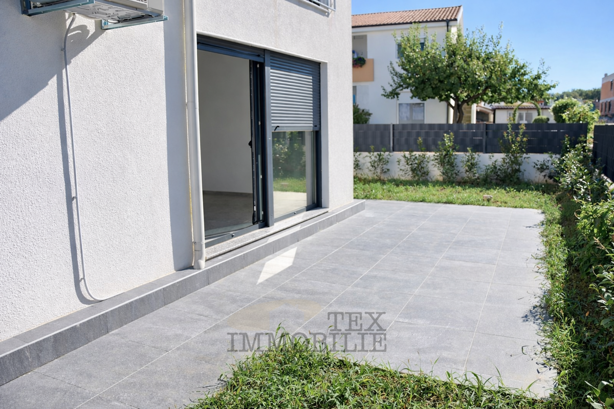 Očarljiva dvojna hiša v Poreču – mirna lokacija, 1,5 km od morja