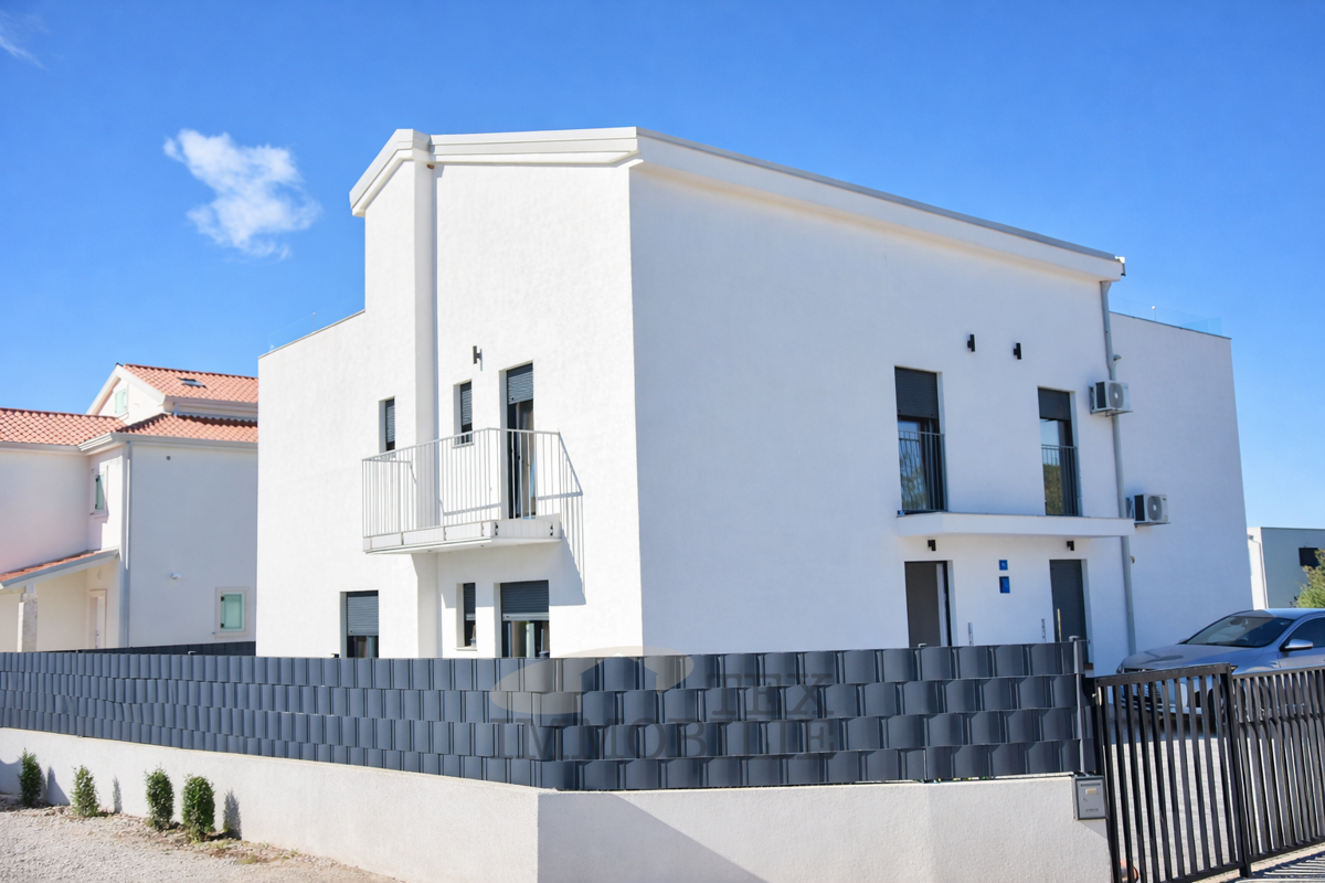 Očarljiva dvojna hiša v Poreču – mirna lokacija, 1,5 km od morja