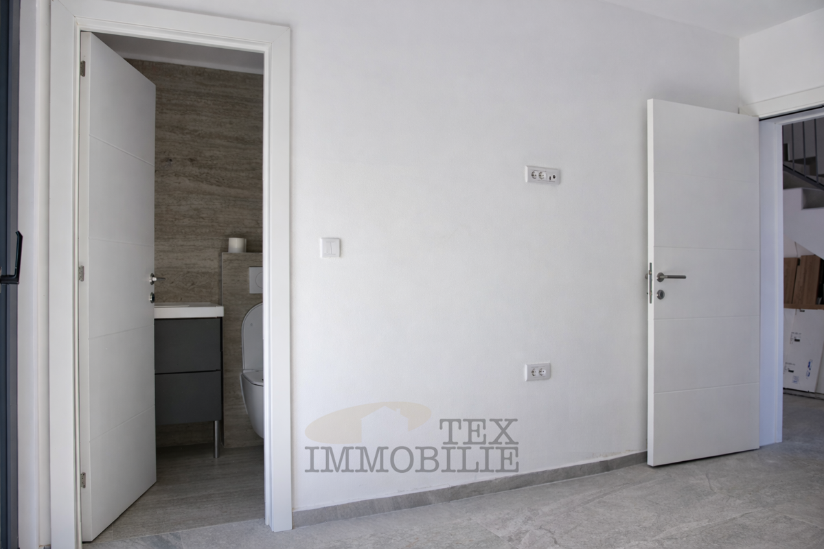 Očarljiva dvojna hiša v Poreču – mirna lokacija, 1,5 km od morja