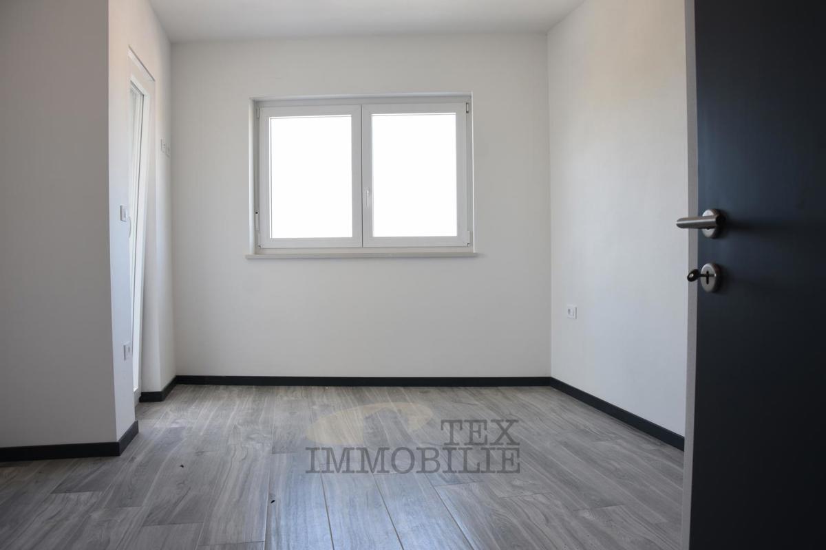 Poreč, dvojček z bazenom, 3,8 km od morja