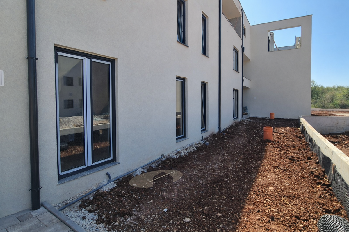 Stanovanje z vrtom in tremi spalnicami - B