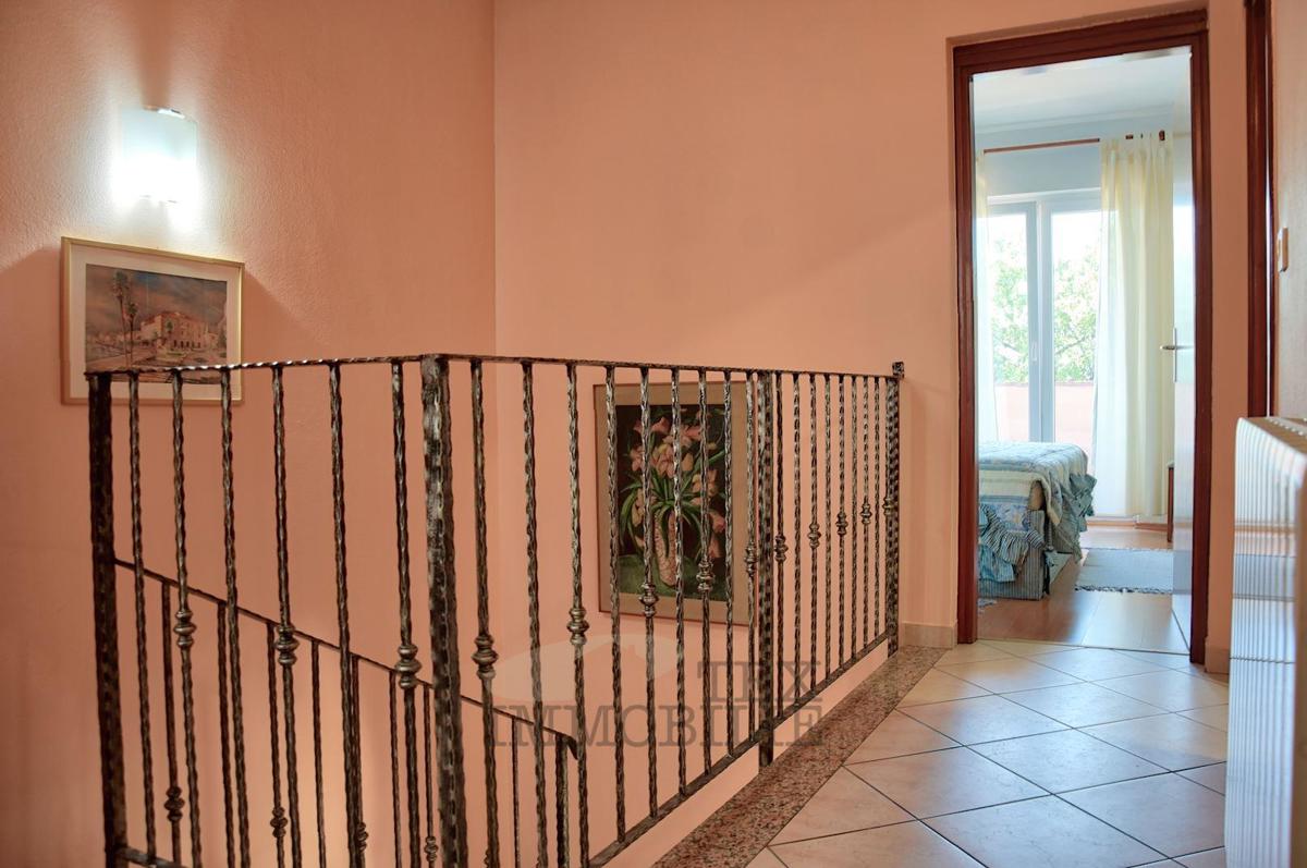 Poreč - lepa hiša dvojček s tremi spalnicami
