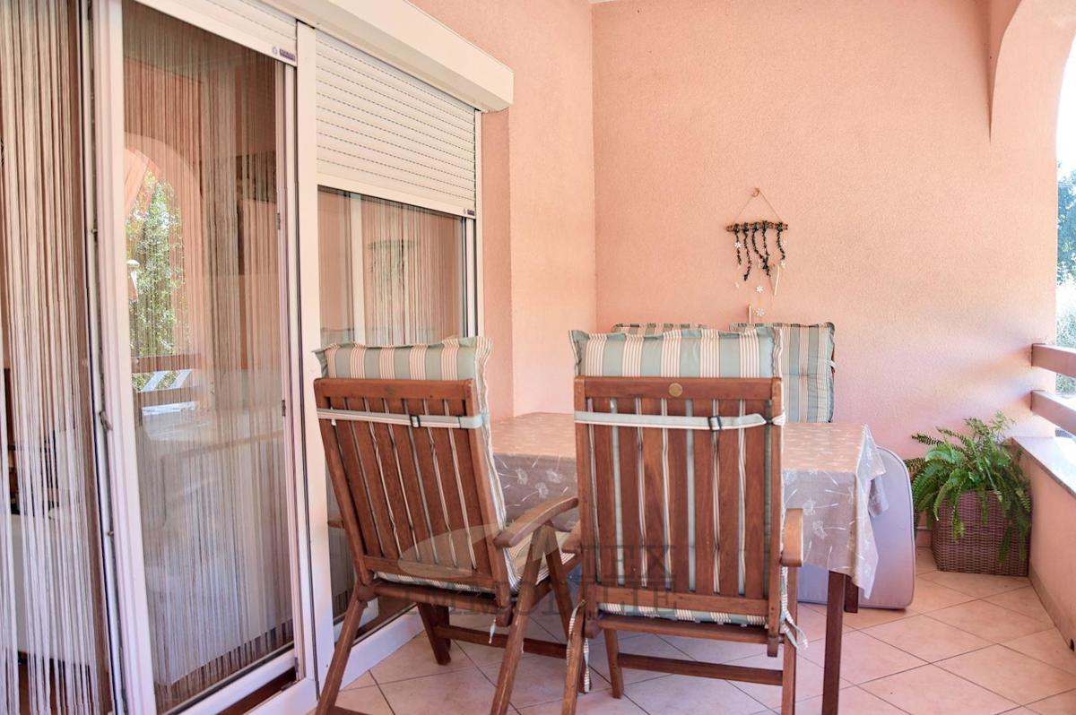 Poreč - lepa hiša dvojček s tremi spalnicami