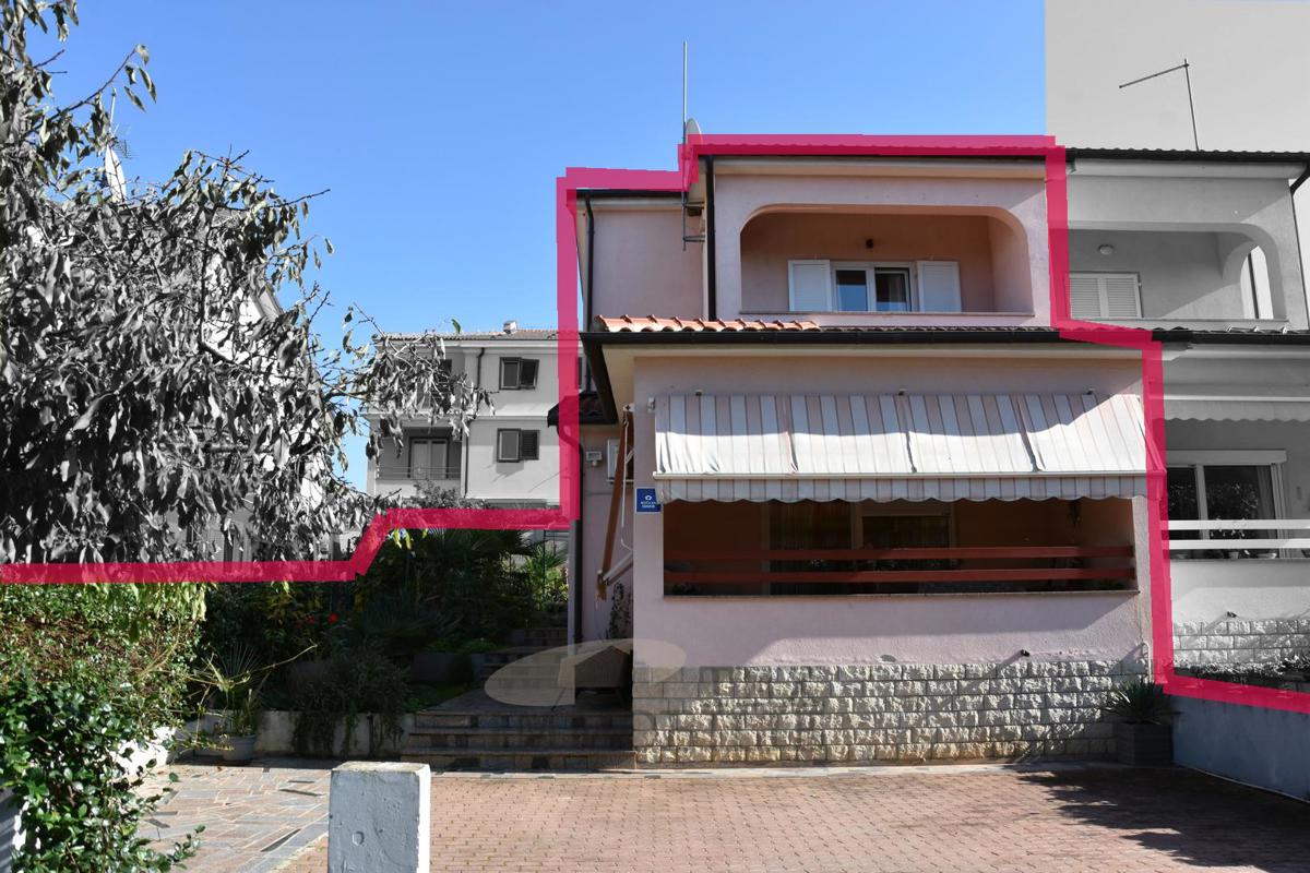 Poreč - lepa hiša dvojček s tremi spalnicami
