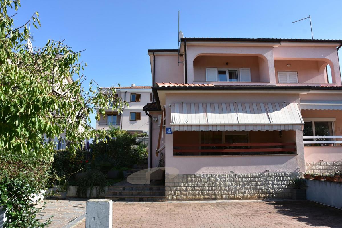 Poreč - lepa hiša dvojček s tremi spalnicami