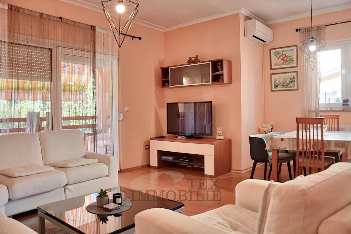 Poreč - lepa hiša dvojček s tremi spalnicami