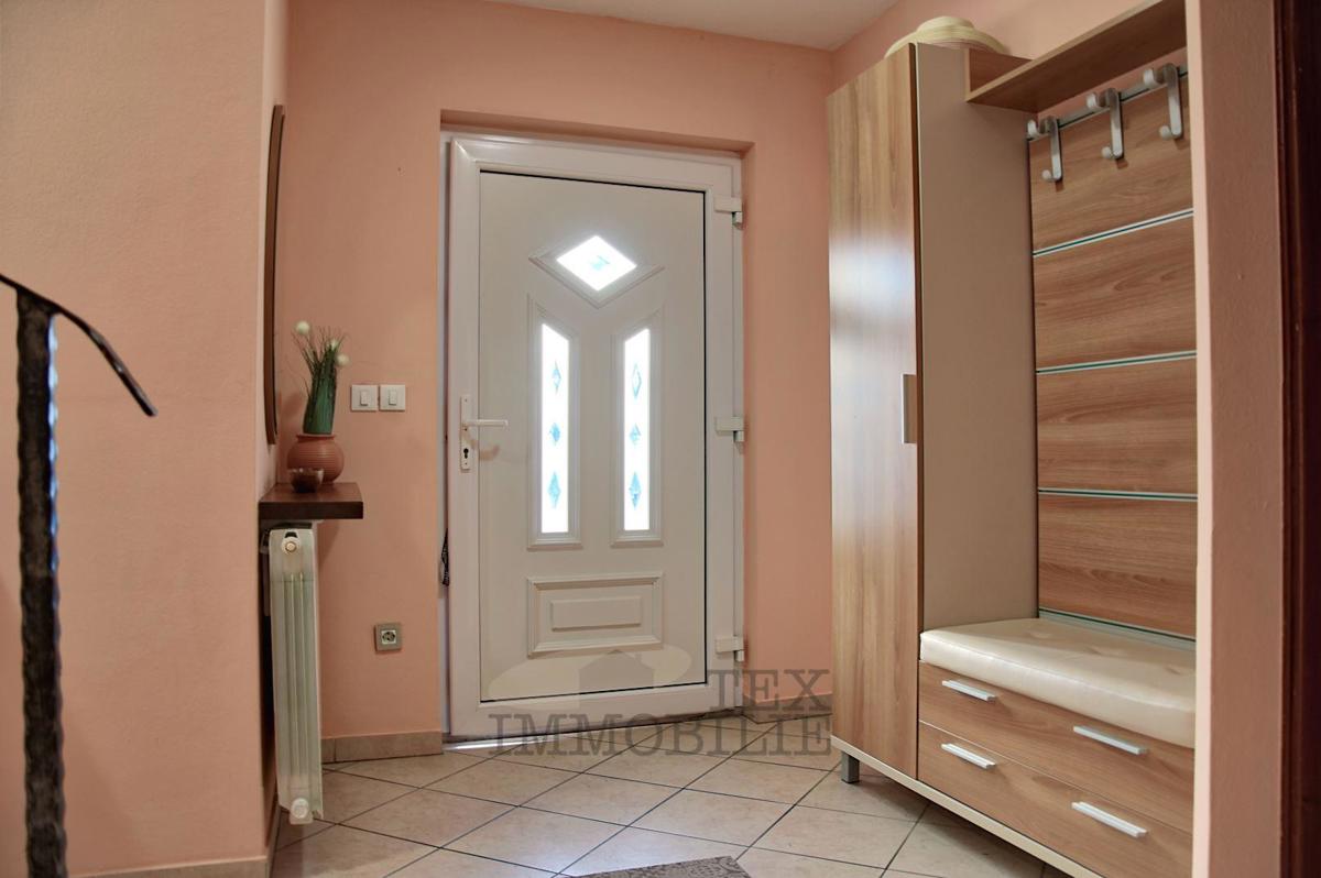 Poreč - lepa hiša dvojček s tremi spalnicami