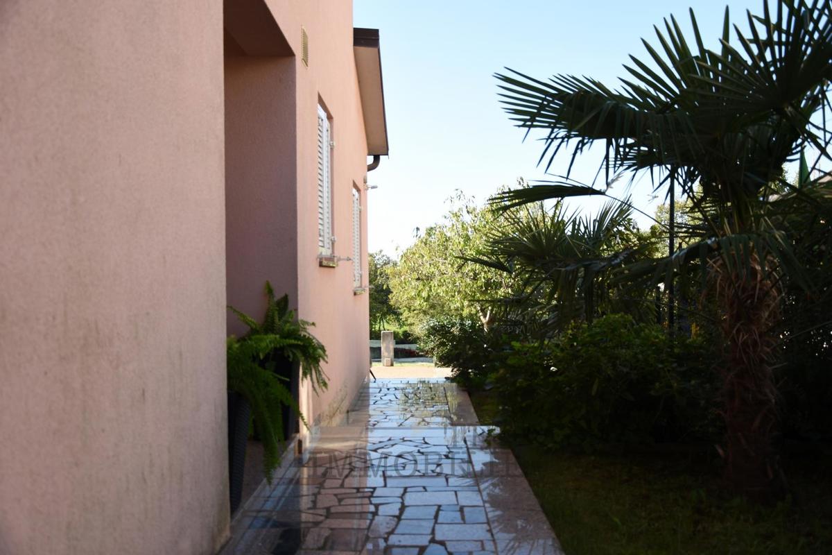 Poreč - lepa hiša dvojček s tremi spalnicami