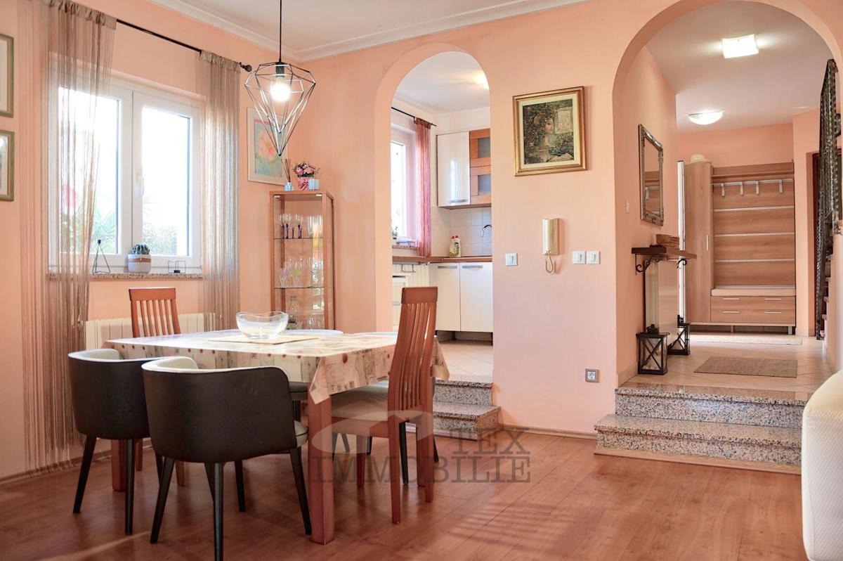 Poreč - lepa hiša dvojček s tremi spalnicami