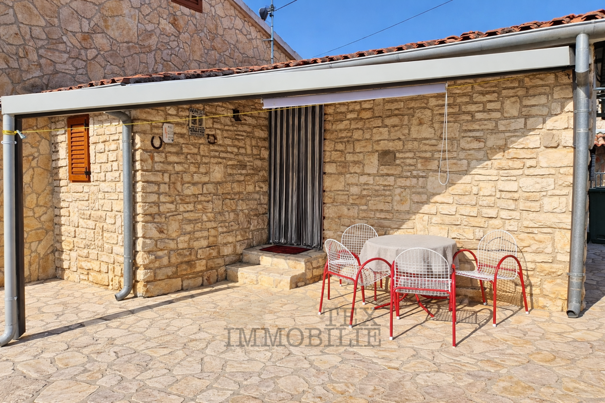 Majhna hiša v bližini Poreča, 1600m od morja