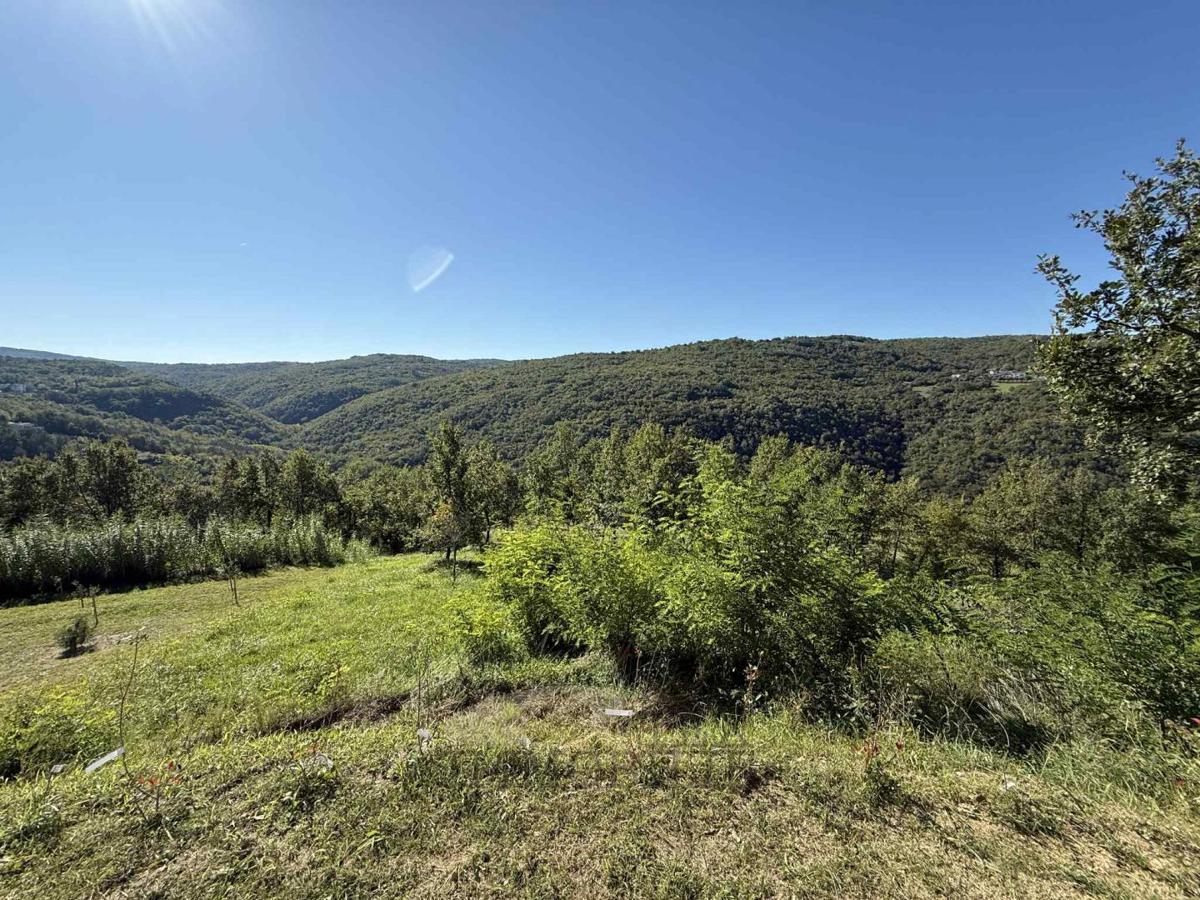 Zazidljivo zemljišče s pogledom na Motovun