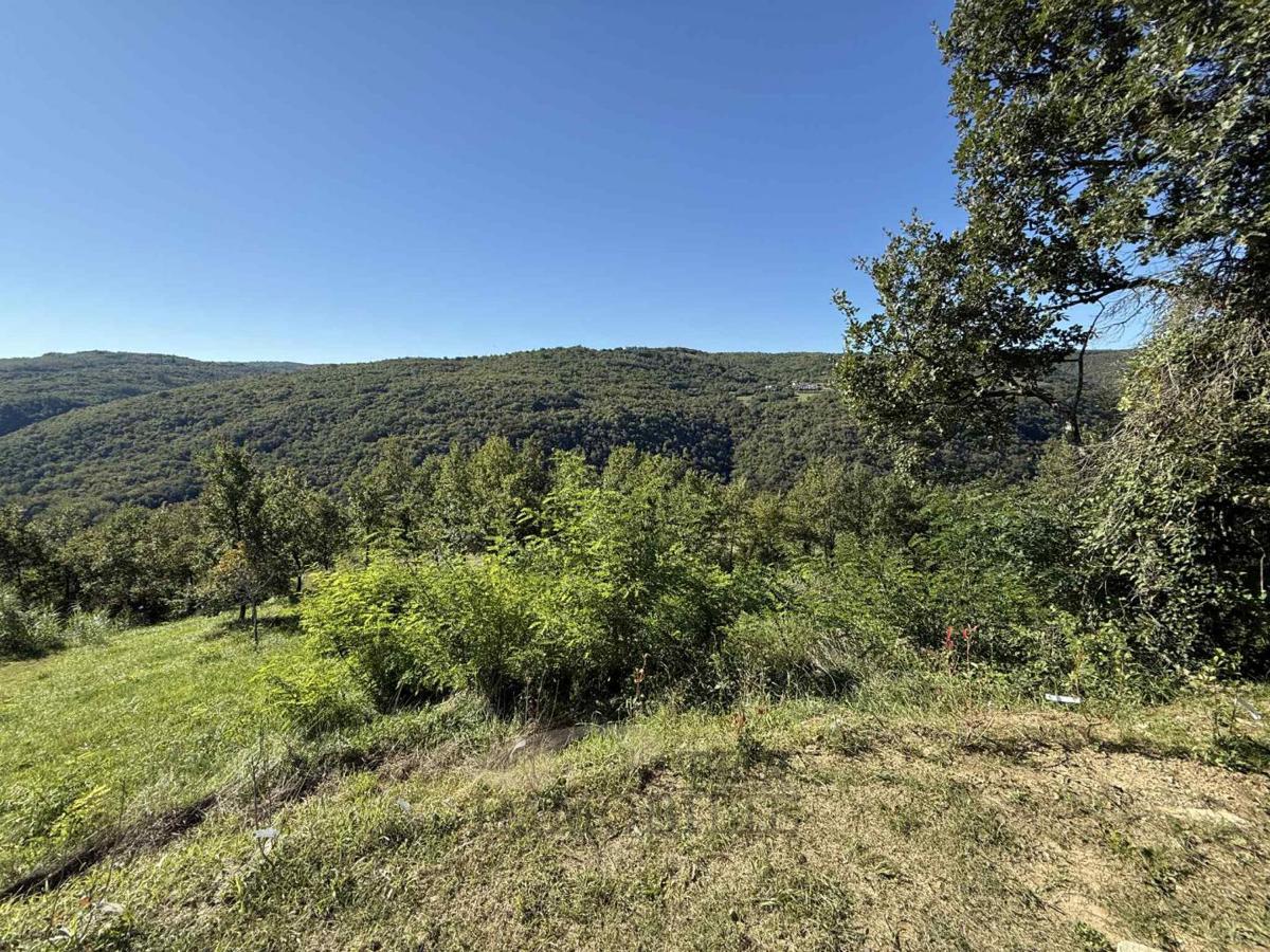 Zazidljivo zemljišče s pogledom na Motovun