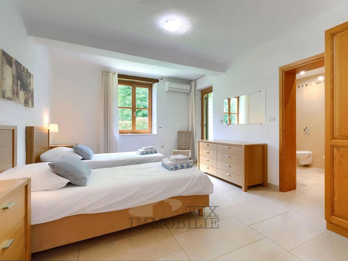 ISTRA, BUJE – Razkošna mediteranska hiša z velikim zemljiščem