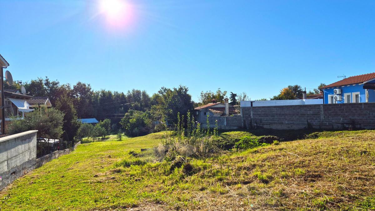 Zazidljivo zemljišče z gradbenim dovoljenjem – 918 m², 8 km od Poreč