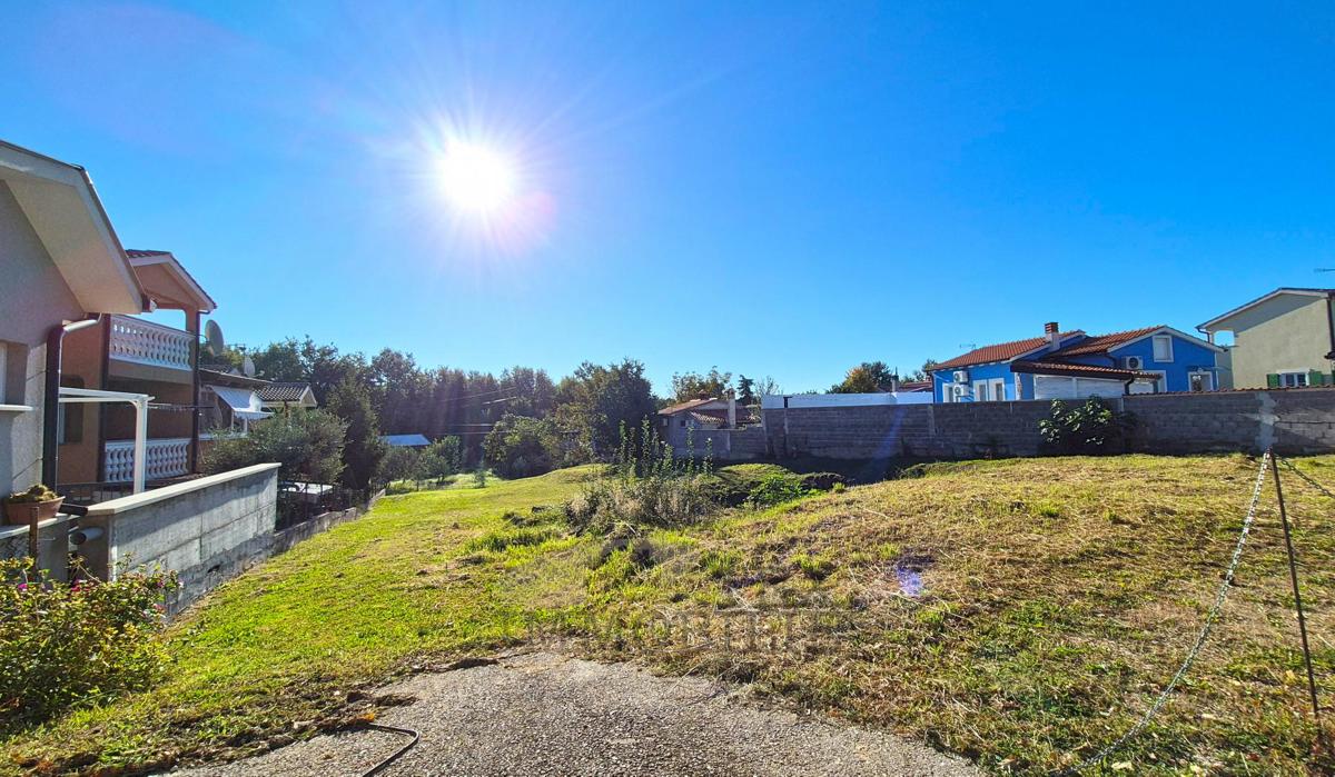 Zazidljivo zemljišče z gradbenim dovoljenjem – 918 m², 8 km od Poreč