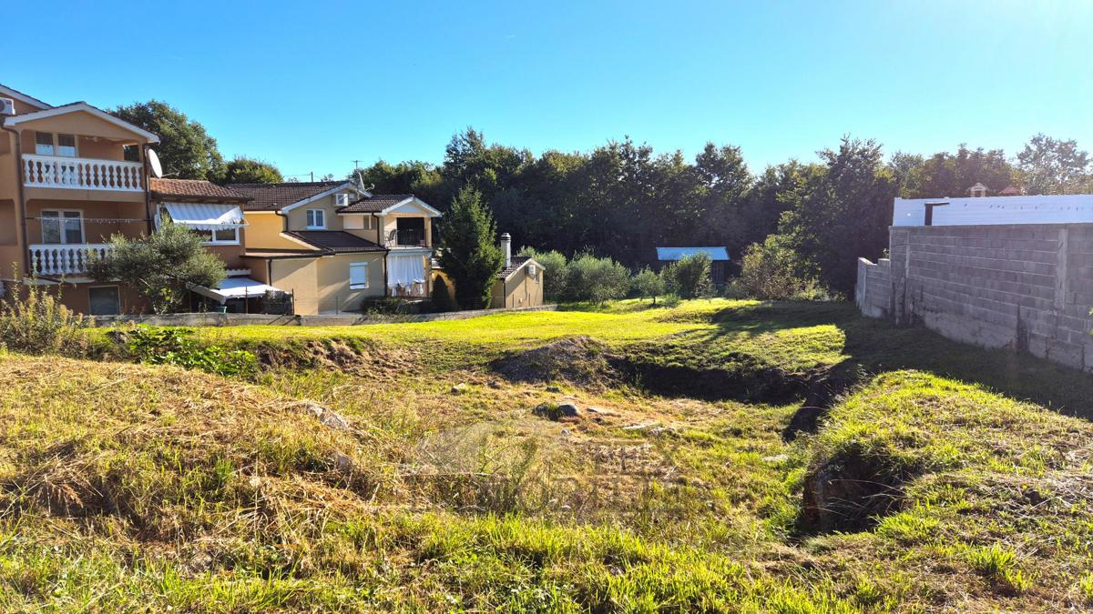 Zazidljivo zemljišče z gradbenim dovoljenjem – 918 m², 8 km od Poreč