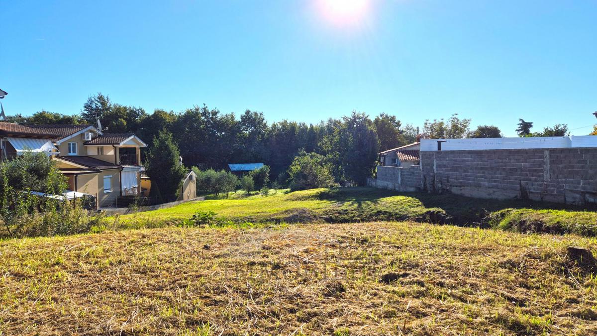 Zazidljivo zemljišče z gradbenim dovoljenjem – 918 m², 8 km od Poreč