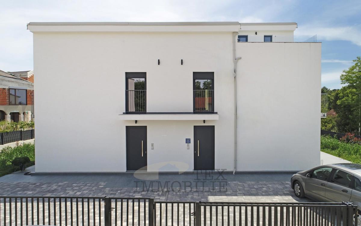 Moderna dvojček hiša v Poreču – 2,5 km od morja