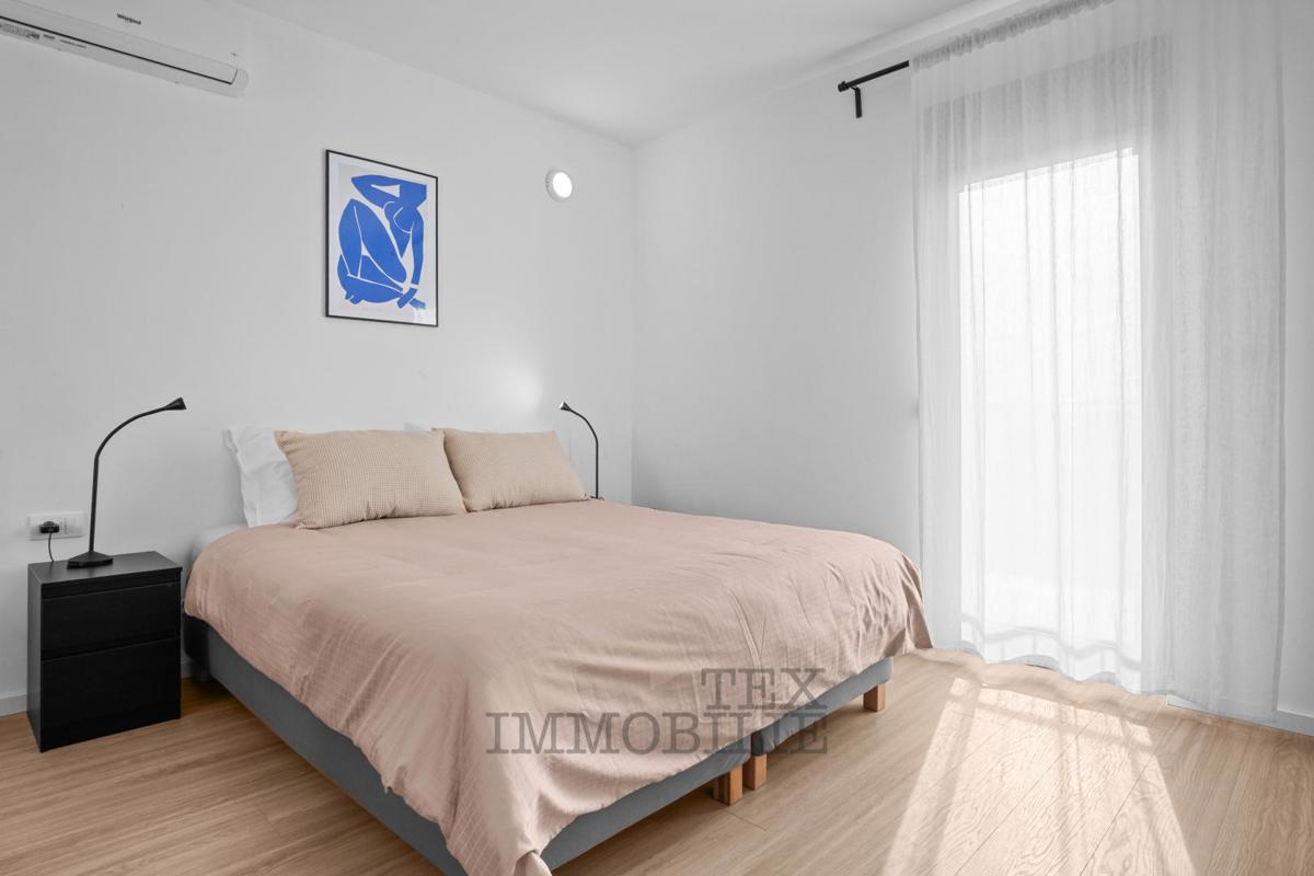 Moderna dvojček hiša v Poreču – 2,5 km od morja