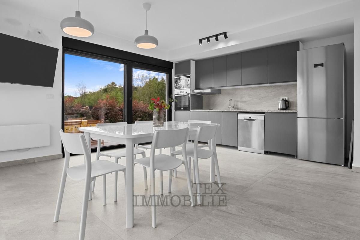 Moderna dvojček hiša v Poreču – 2,5 km od morja