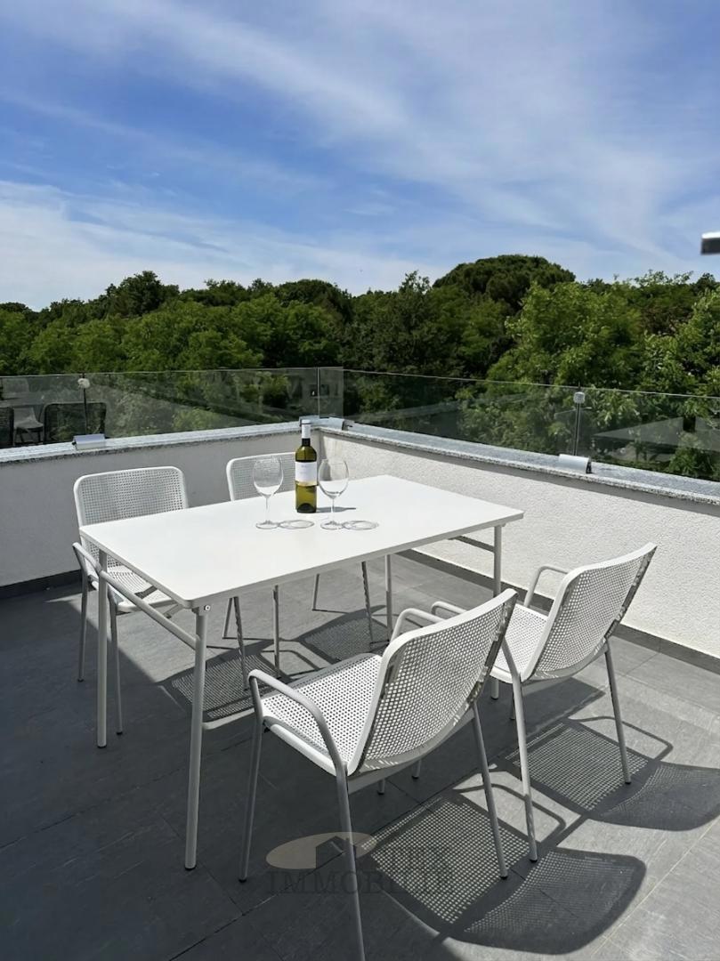 Moderna dvojček hiša v Poreču – 2,5 km od morja