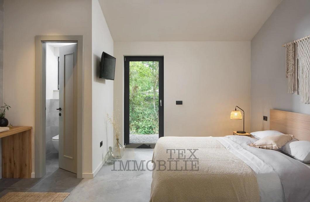 Vila s tradicionalnimi elementi in modernim dizajnom
