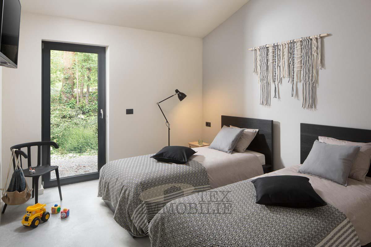 Vila s tradicionalnimi elementi in modernim dizajnom