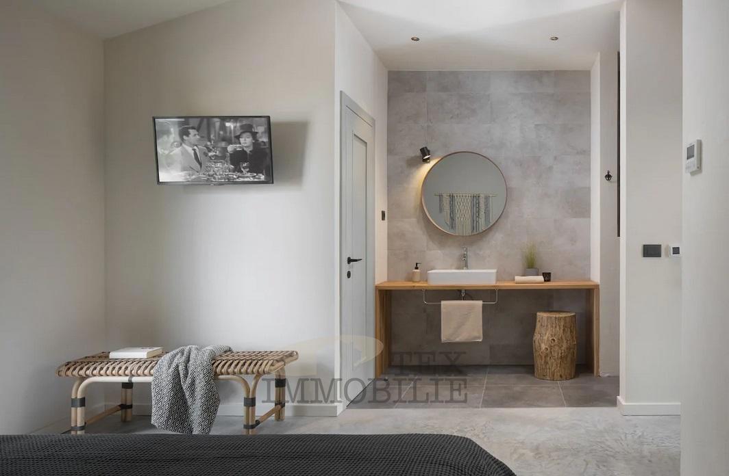 Vila s tradicionalnimi elementi in modernim dizajnom