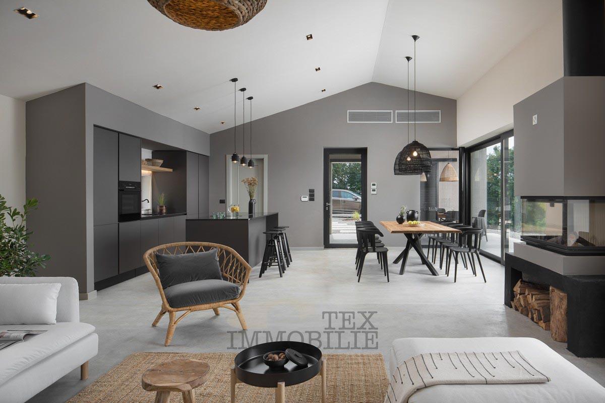 Vila s tradicionalnimi elementi in modernim dizajnom