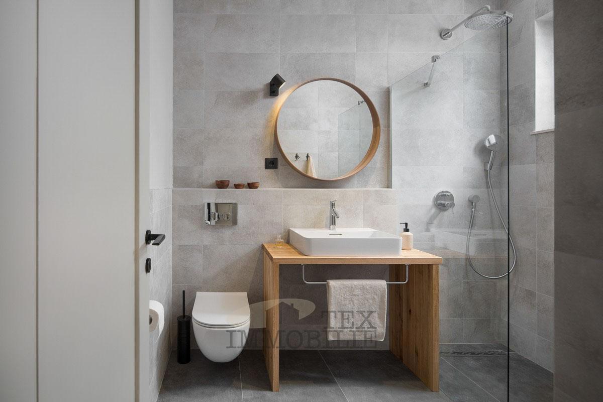 Vila s tradicionalnimi elementi in modernim dizajnom