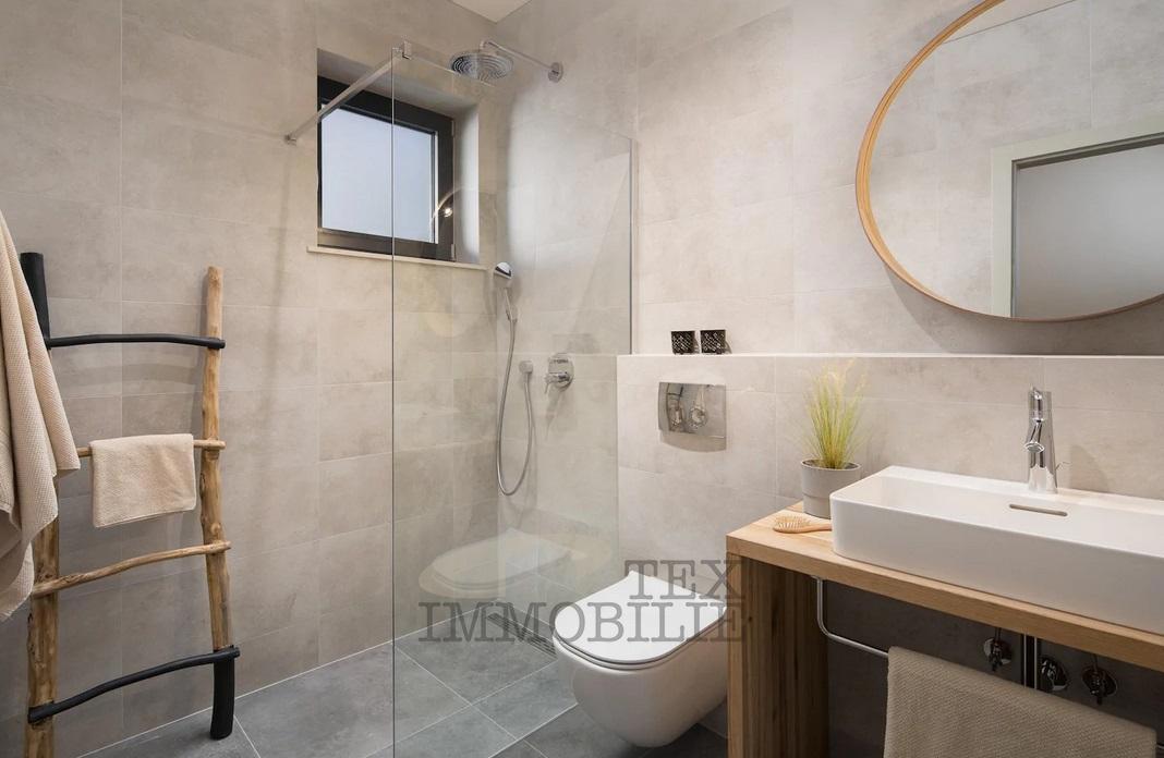 Vila s tradicionalnimi elementi in modernim dizajnom