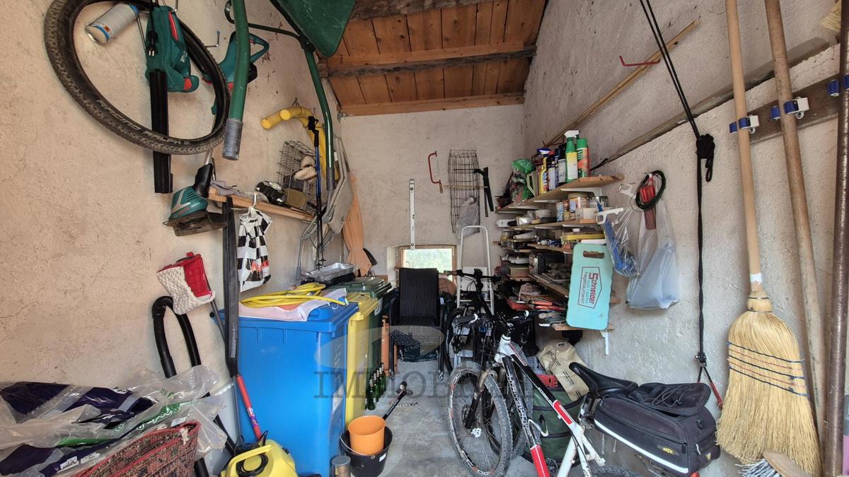 Kamnita hiša v okolici Poreča s pogledom na morje