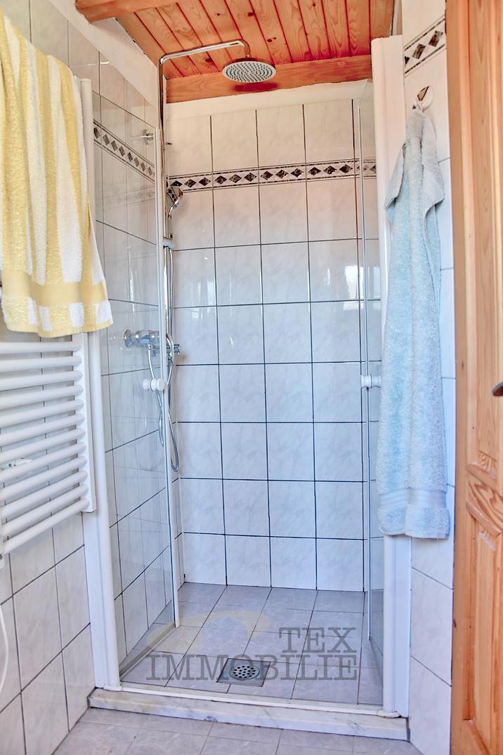 Kamnita hiša v okolici Poreča s pogledom na morje