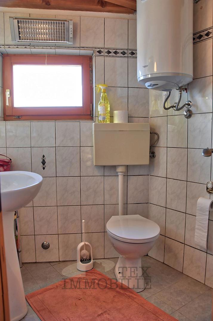 Kamnita hiša v okolici Poreča s pogledom na morje