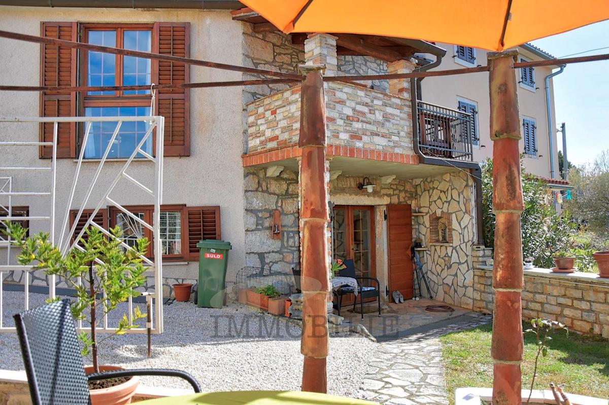 Kamnita hiša v okolici Poreča s pogledom na morje