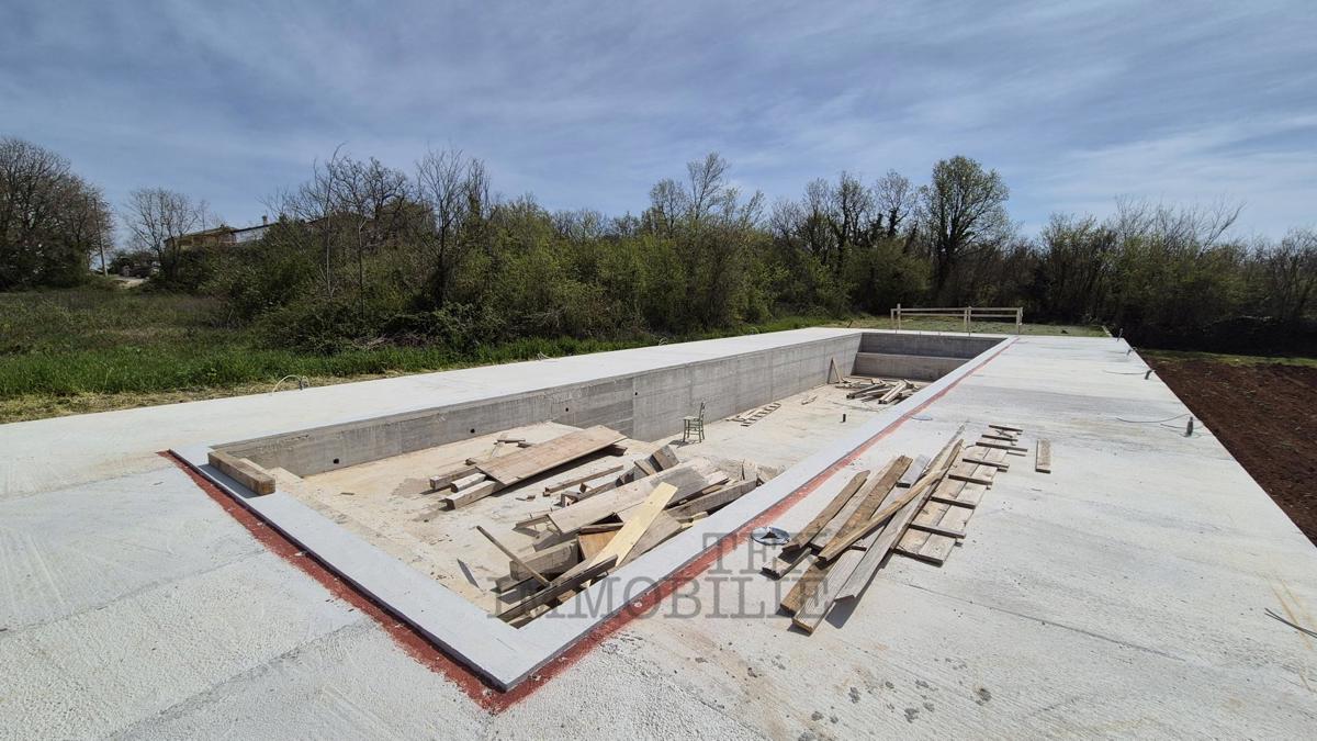 Kamnita vrstna hiša z dvema spalnicama, 65.50 m2