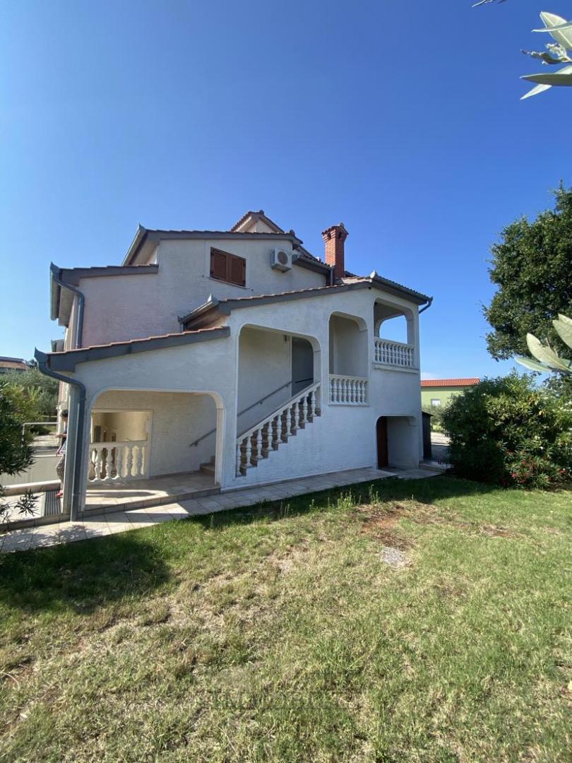 Samostojna Hiša z Bazenom in Pogledom na Morje – Parcela 2.582 m²