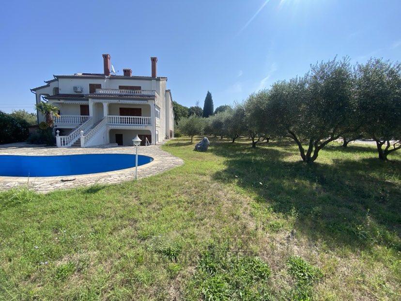 Samostojna Hiša z Bazenom in Pogledom na Morje – Parcela 2.582 m²