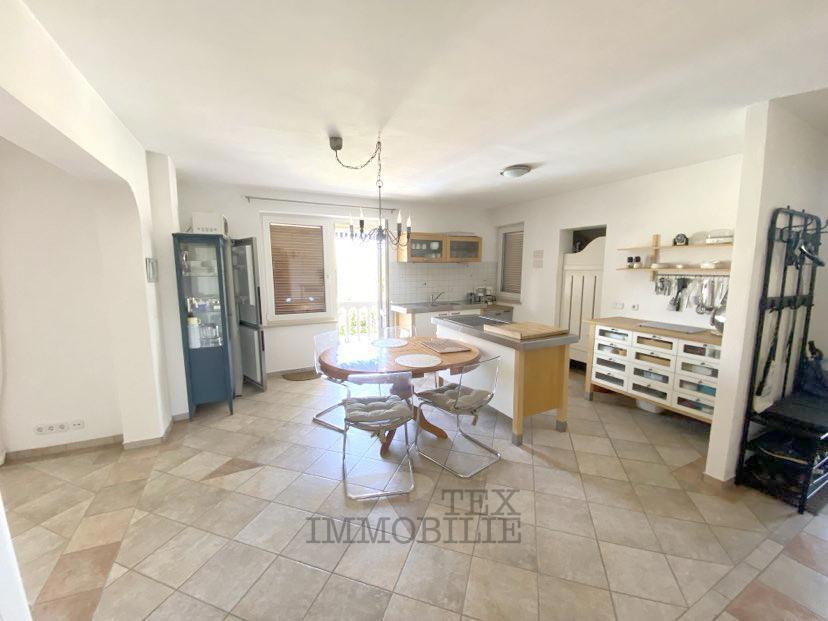 Samostojna Hiša z Bazenom in Pogledom na Morje – Parcela 2.582 m²