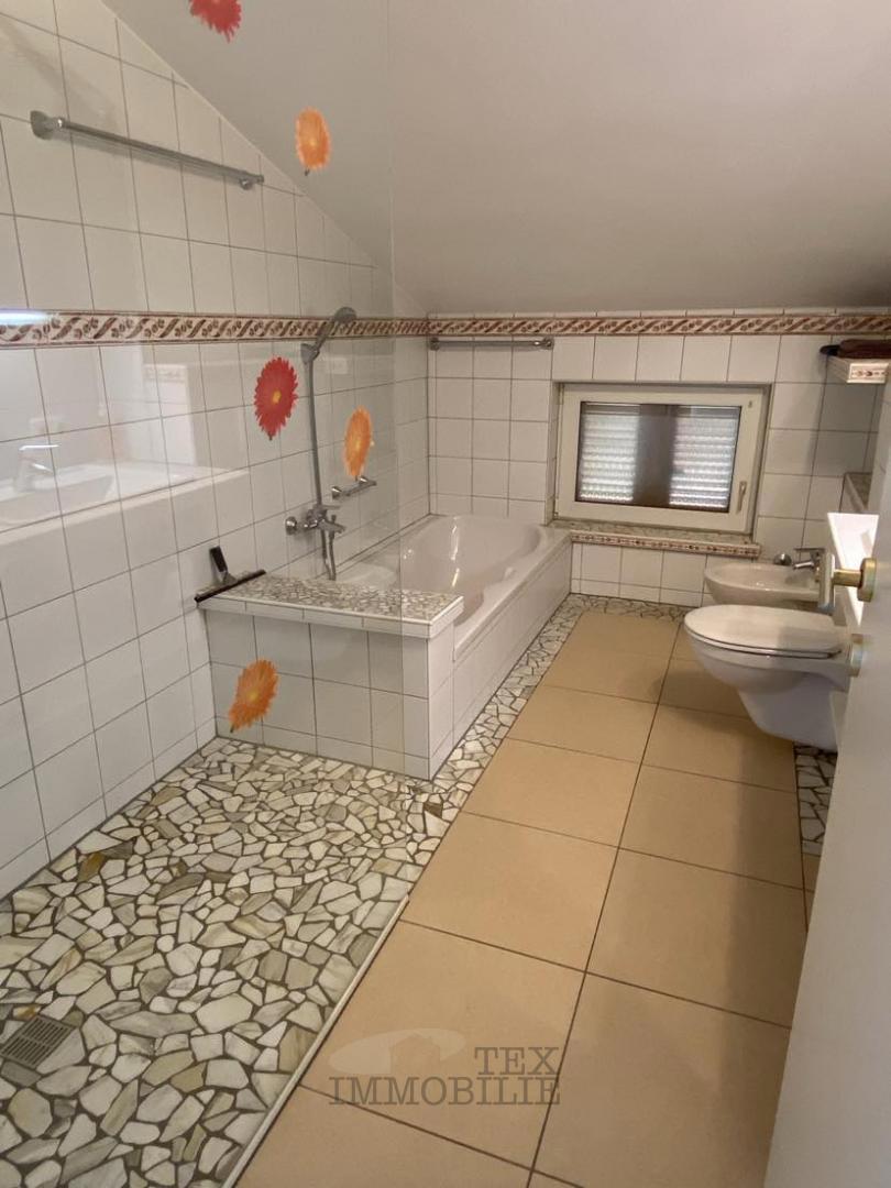 Samostojna Hiša z Bazenom in Pogledom na Morje – Parcela 2.582 m²