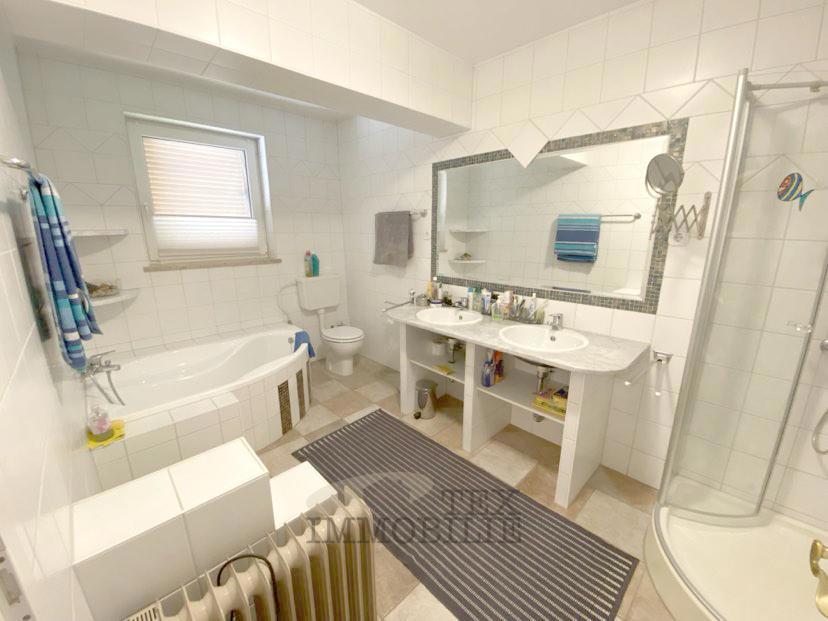 Samostojna Hiša z Bazenom in Pogledom na Morje – Parcela 2.582 m²