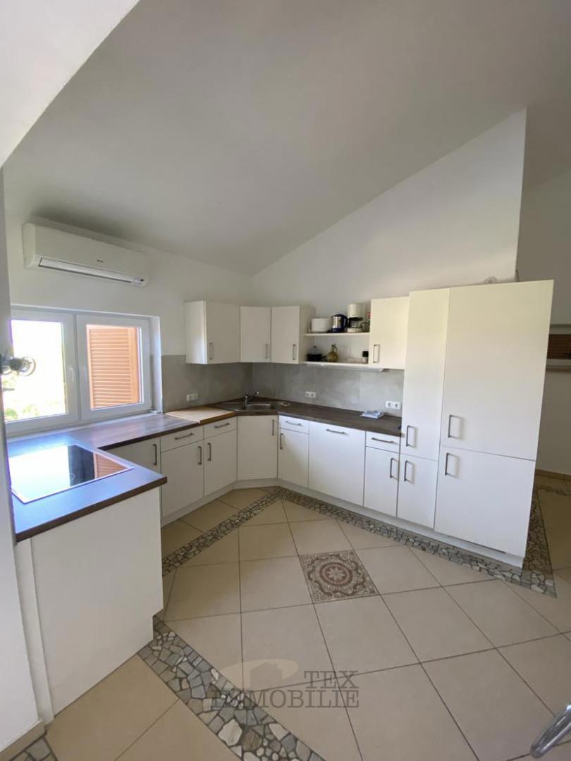 Samostojna Hiša z Bazenom in Pogledom na Morje – Parcela 2.582 m²