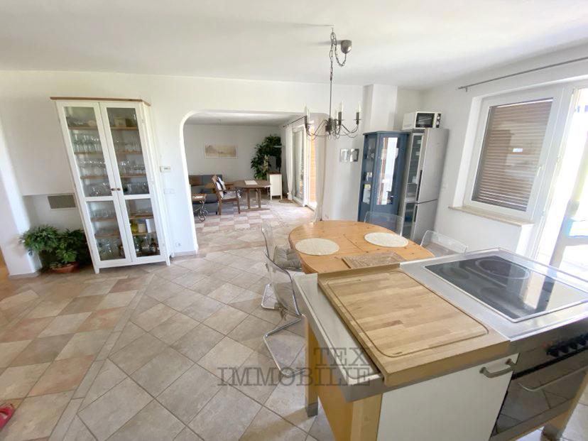 Samostojna Hiša z Bazenom in Pogledom na Morje – Parcela 2.582 m²