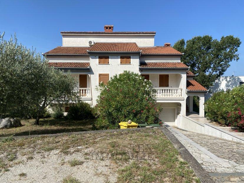 Samostojna Hiša z Bazenom in Pogledom na Morje – Parcela 2.582 m²