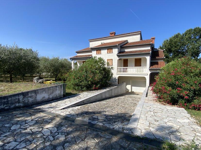 Samostojna Hiša z Bazenom in Pogledom na Morje – Parcela 2.582 m²